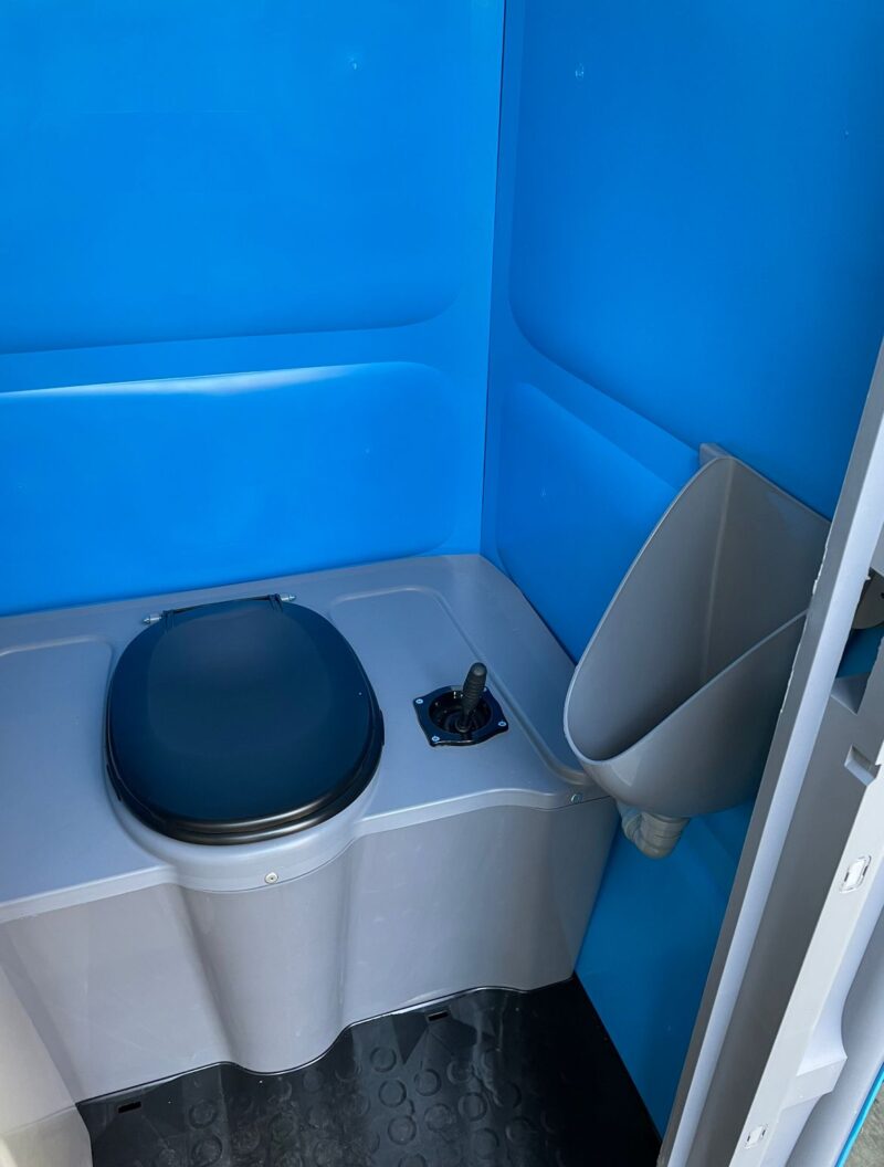 Urinoir gemonteerde toiletcabine