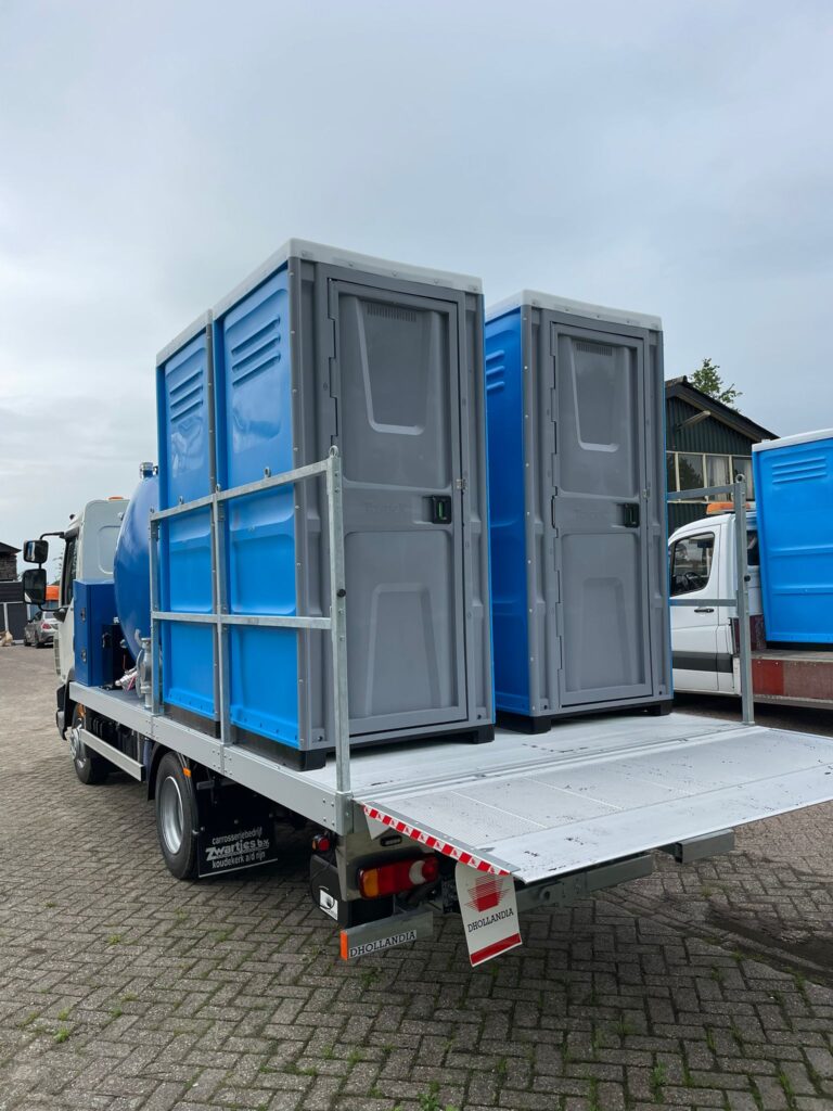 Mobiele toiletten op een vrachtwagen