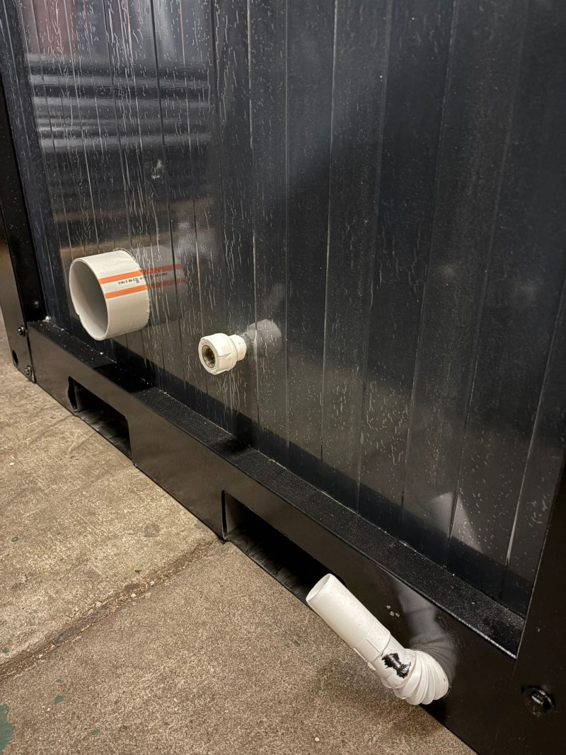 Achterzijde en aansluitingen riool toilet unit luxe