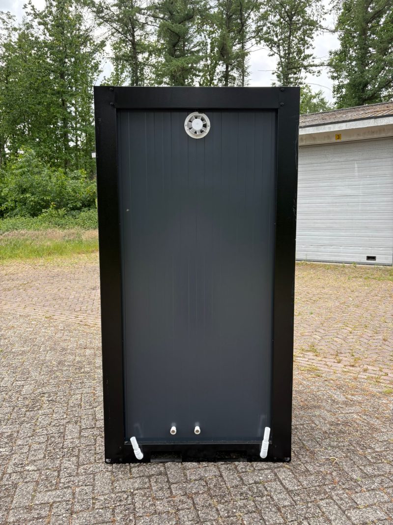 Achterzijde en aansluitingen douche unit