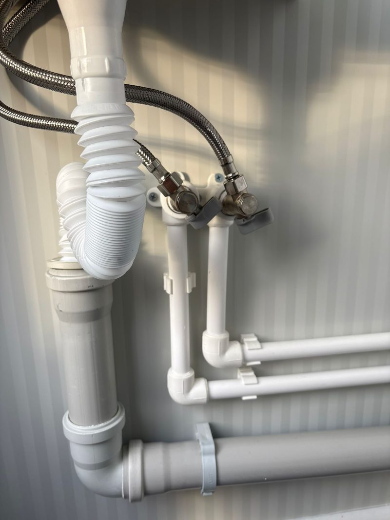 Aansluitingen fontein toilet en douche unit