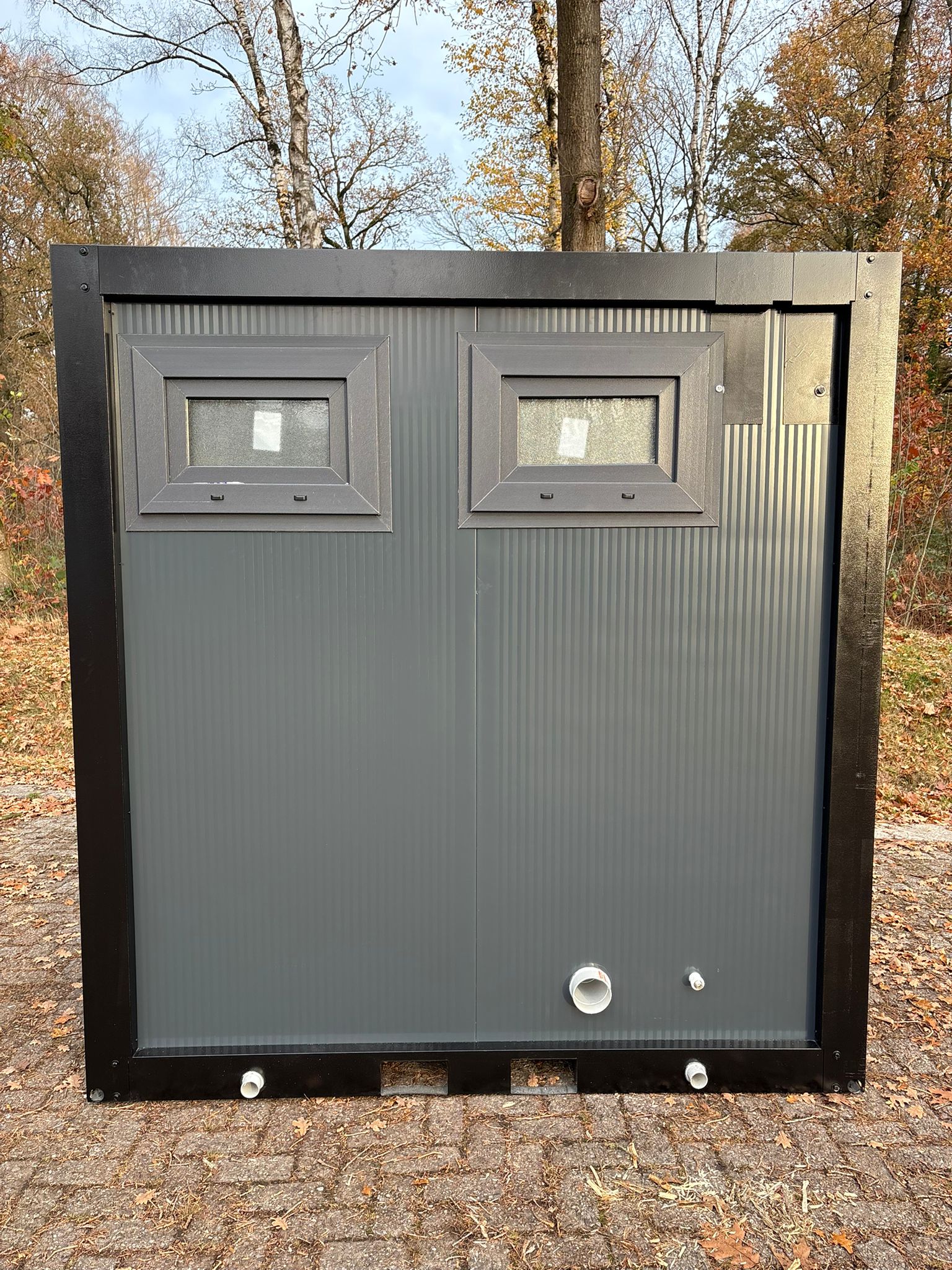 Achterzijde aansluitingen toilet en douche unit Achterzijde toilet + douche unit