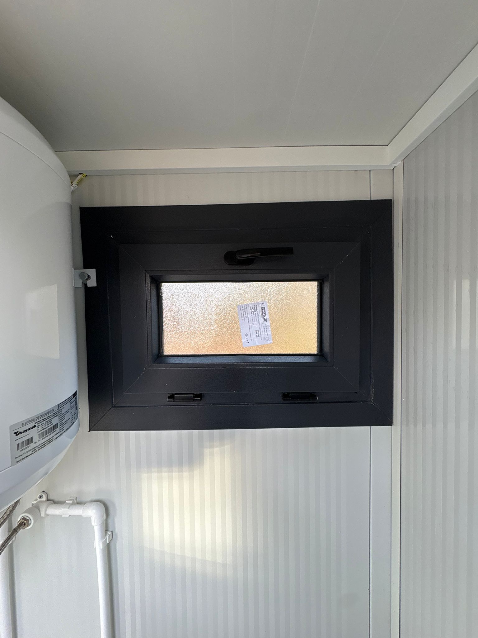 Draaikiepraam dicht toilet en douche unit Draaikiepraam toilet + douche unit