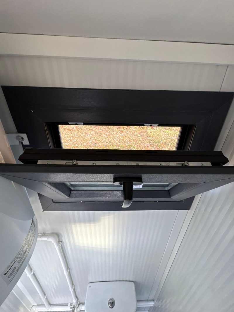 Draaikiepraam open toilet en douche unit