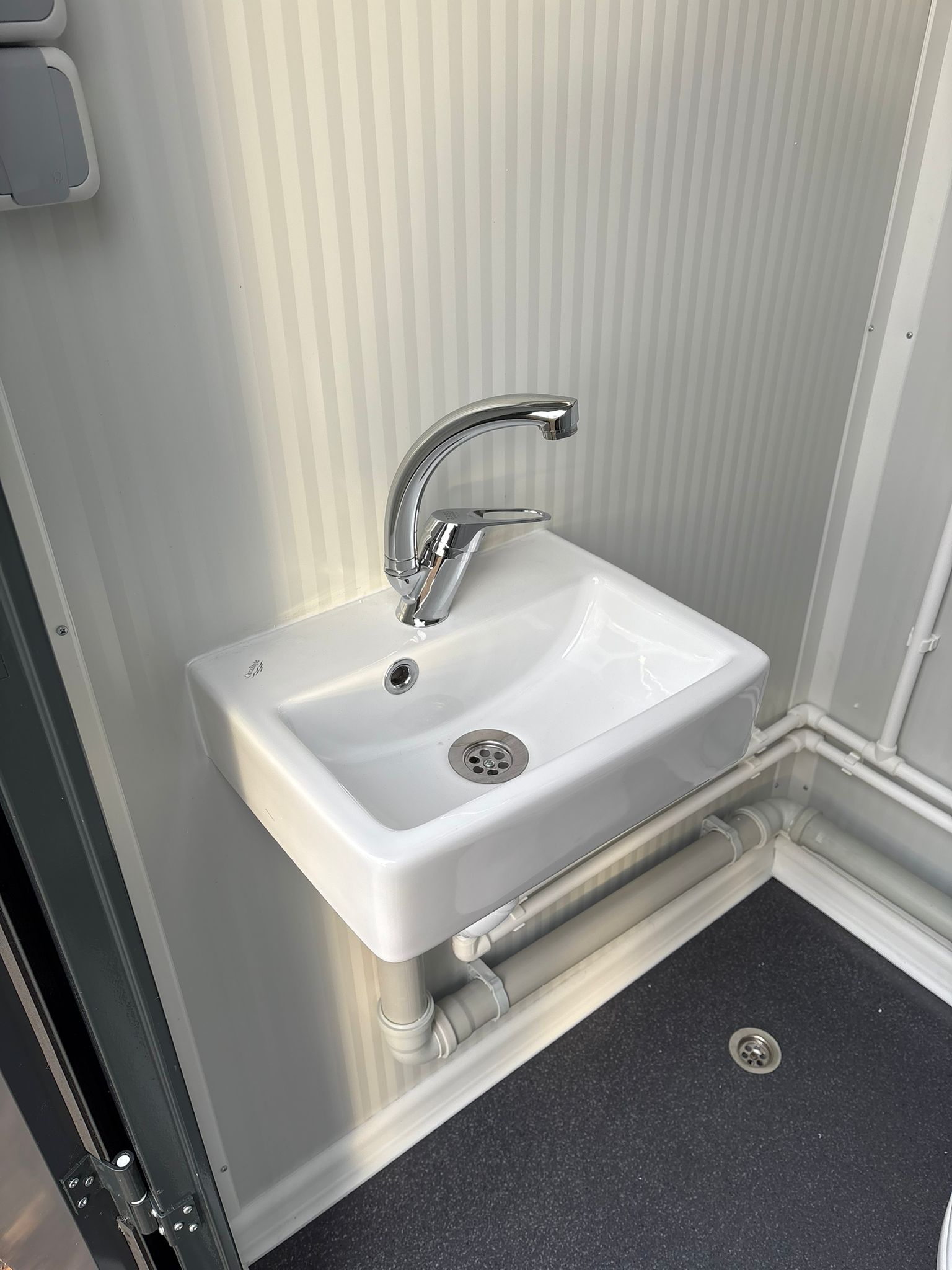 Fontein toilet en douche unit Fonteinset toilet + douche unit