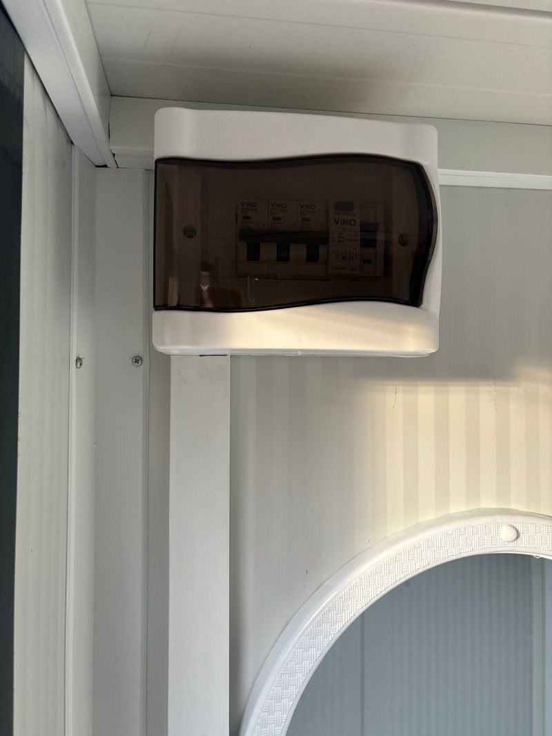 Groepenkast toilet en douche unit