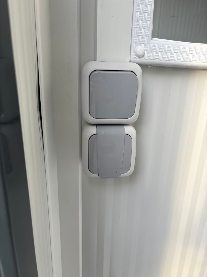 Lichtschakelaar en wandcontactdoos toilet en douche unit