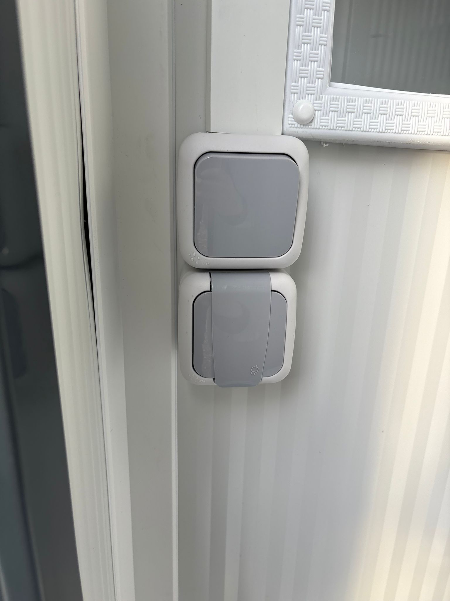 Lichtschakelaar en wandcontactdoos toilet en douche unit Lichtschakelaar met wandcontactdoos toilet + douche unit