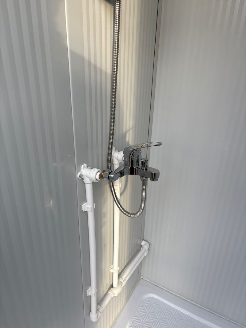 Mengkraan toilet en douche unit