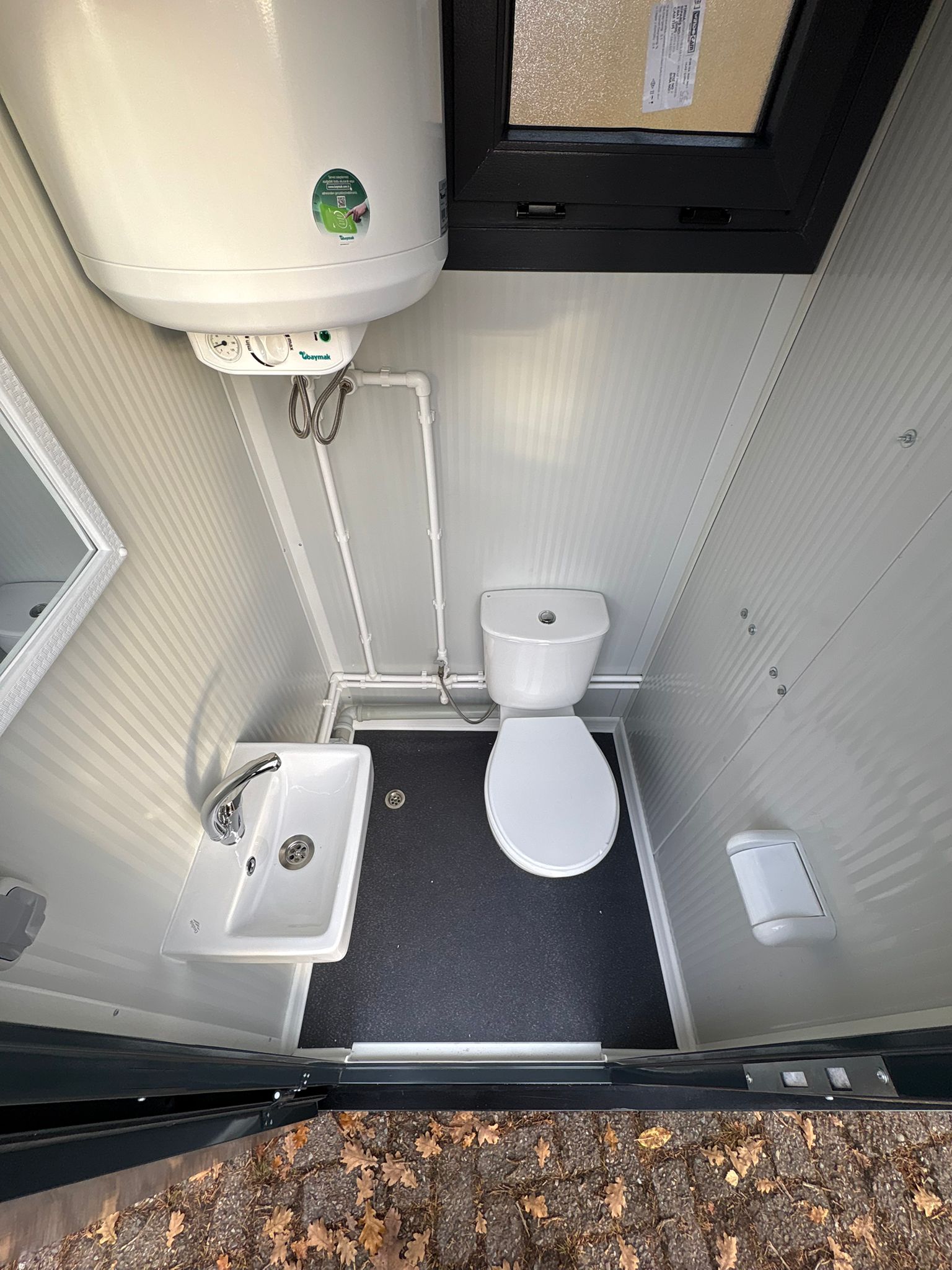 Overzicht ruimte links toilet en douche unit Toiletruimte toilet + douche unit