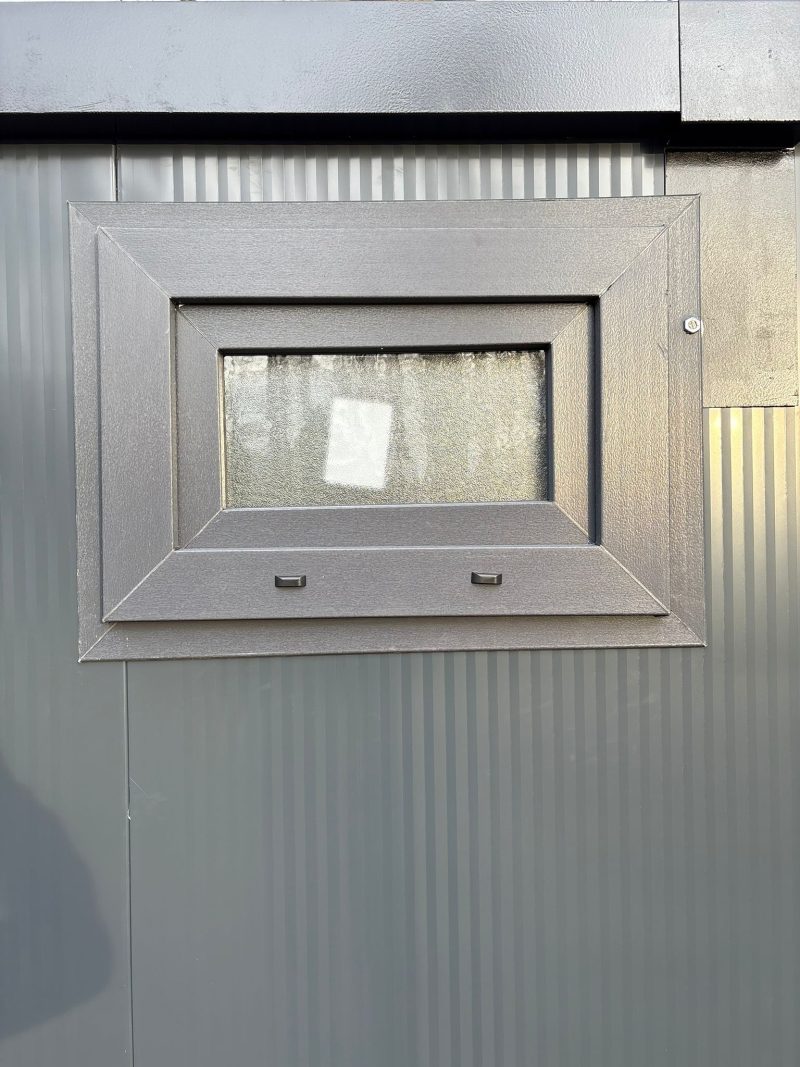 Raam buitenzijde toilet en douche unit