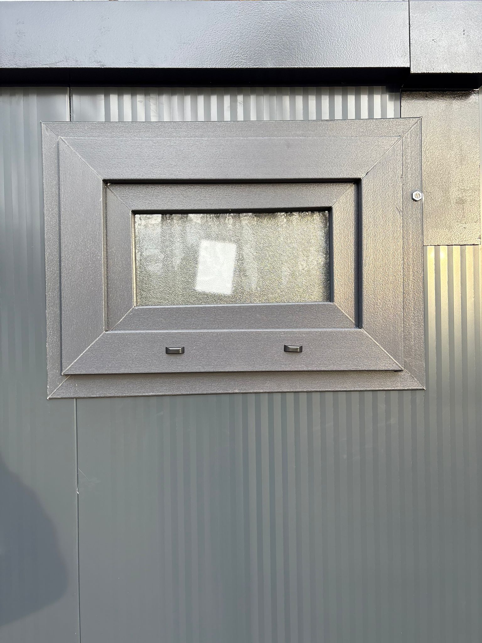 Raam buitenzijde toilet en douche unit Buitenzijde raam toilet + douche unit