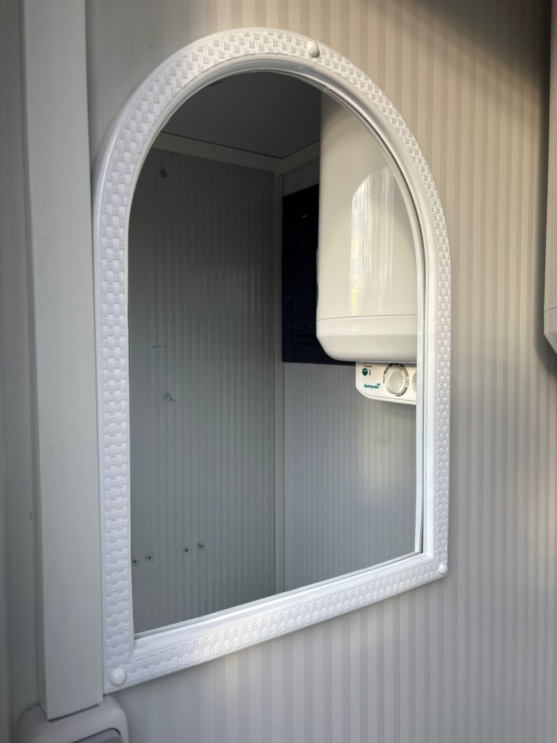 Spiegel toilet en douche unit