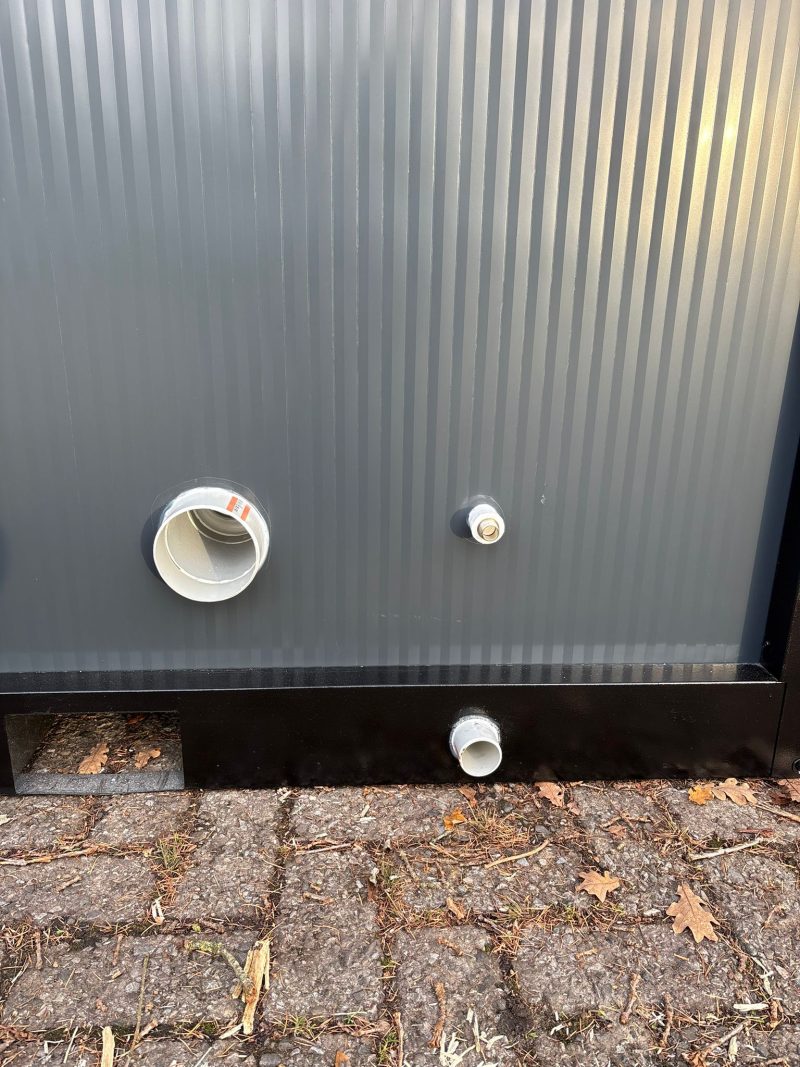 Toevoer en afvoer toilet en douche unit