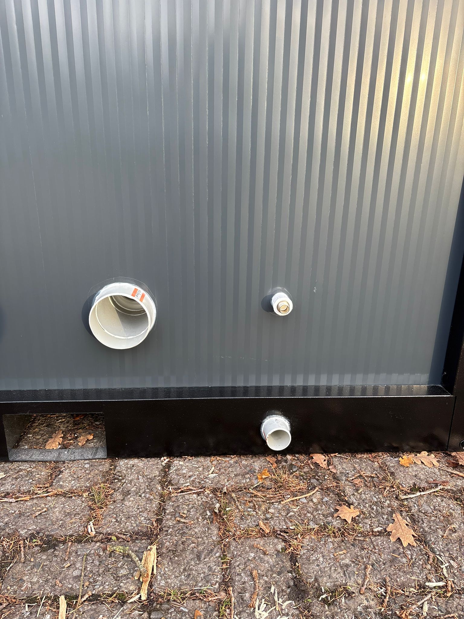 Toevoer en afvoer toilet en douche unit Afvoeren en toevoer toilet + douche unit