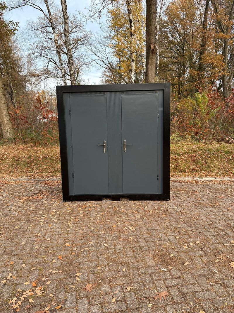 Voorzijde toilet en douche unit deuren dicht