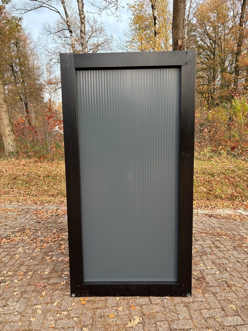 Zijkant gladde kant toilet en douche unit