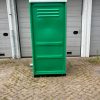 Groene dixi toilet zijkant
