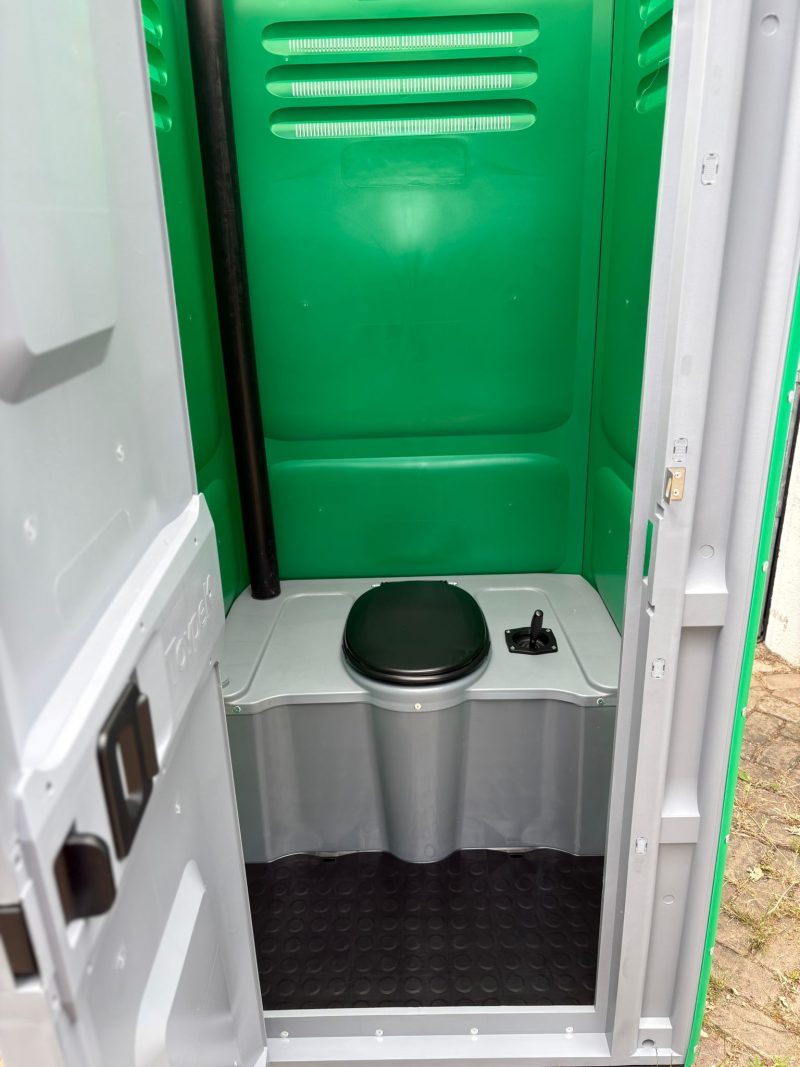 Binnenkant dixie toilet afvoer met flush systeem