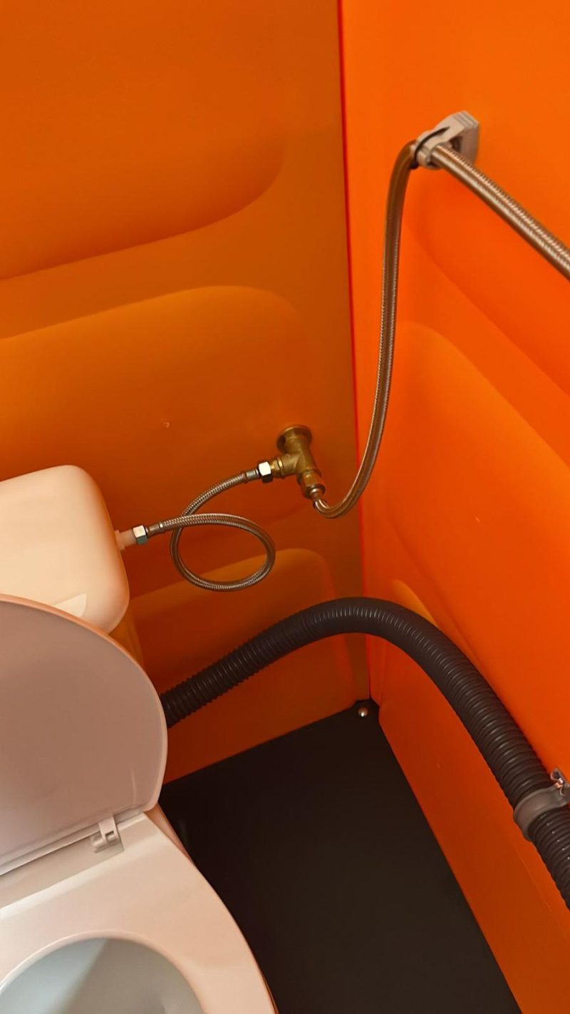 Aansluitingen binnenzijde urinoir unit