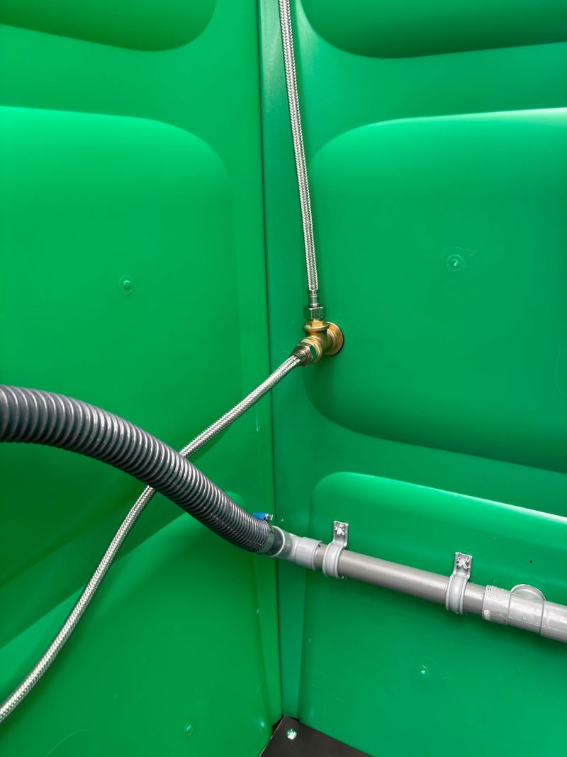 Aansluitingen binnenzijde urinoir unit