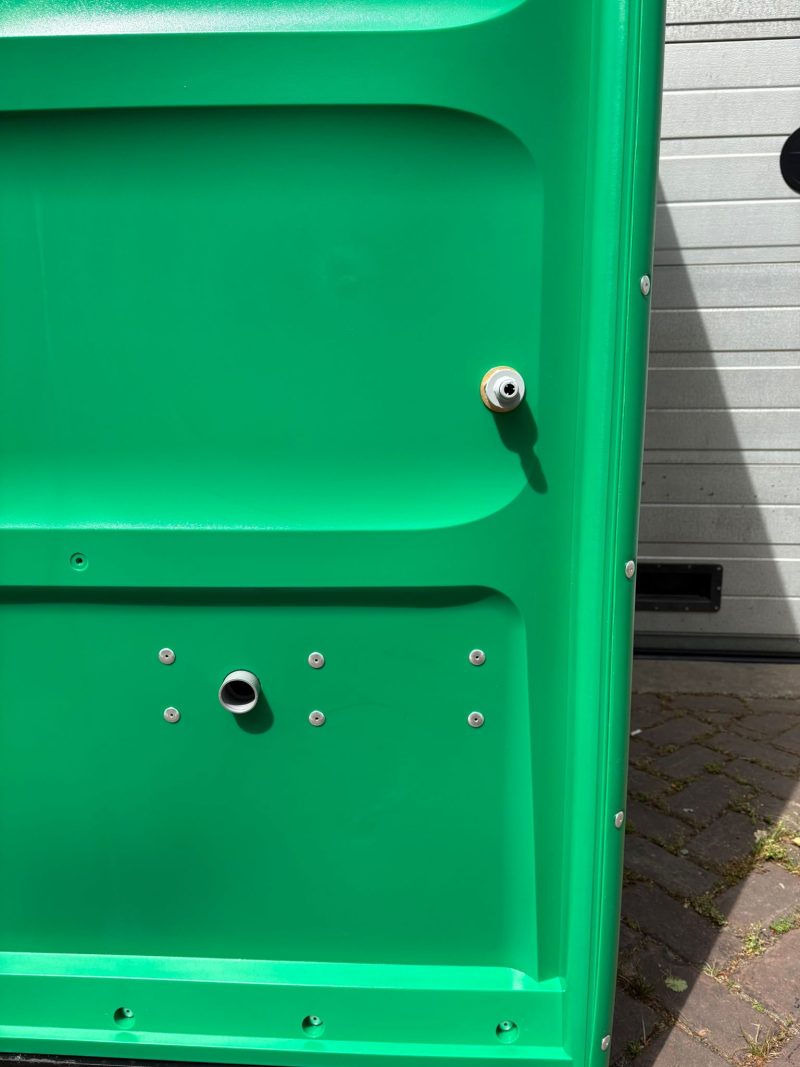 Buitenzijde aansluiting urinoir
