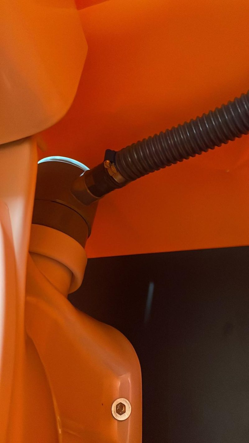 Aansluiting urinoir unit rioolbuis