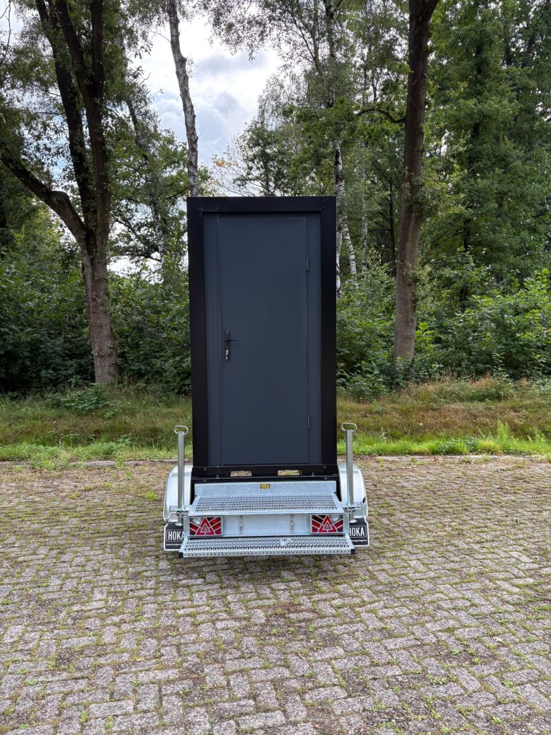 Voorkant van de single toiletwagen