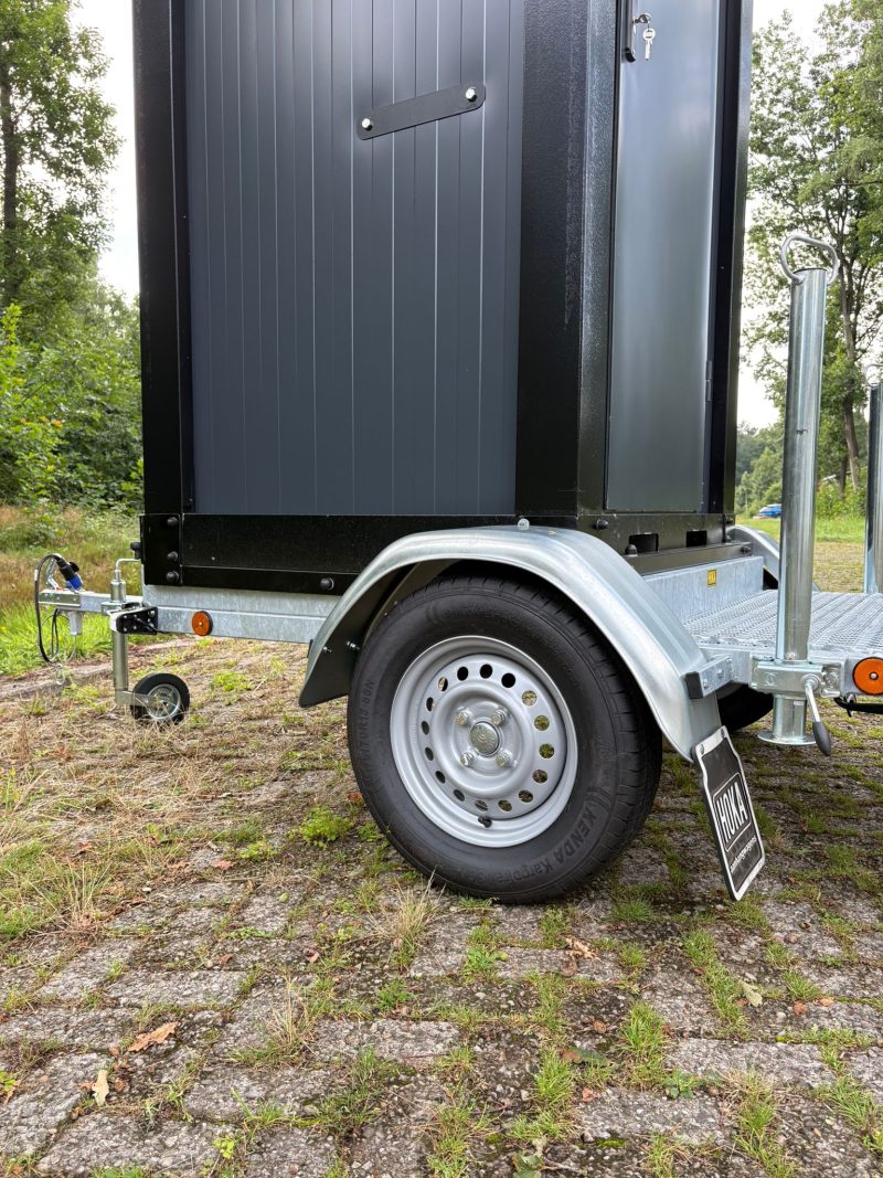 Banden van single toiletwagen