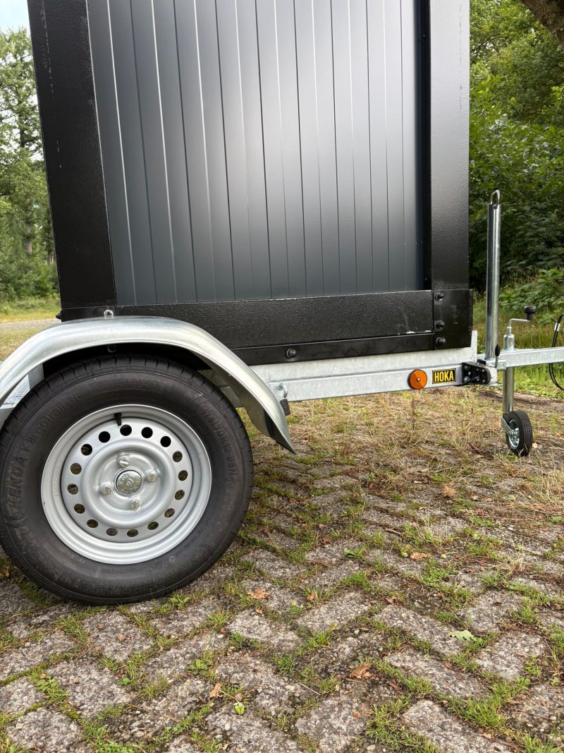 Banden van de single toiletwagen