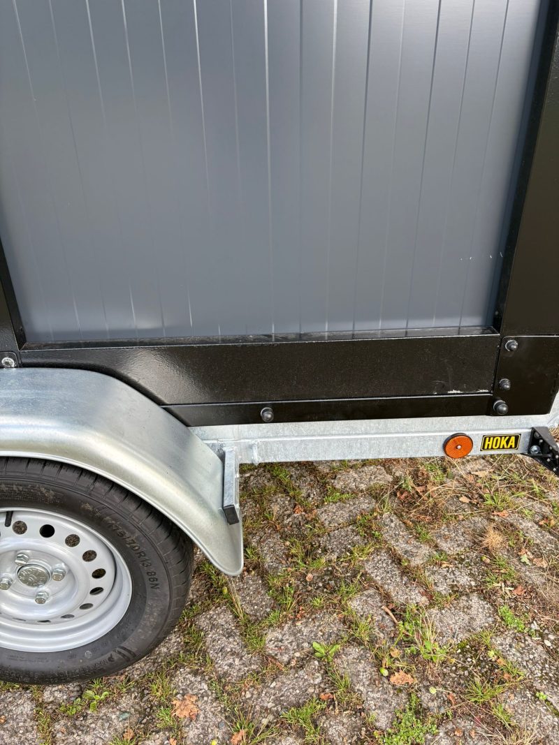 Zijkant van de aanhanger van de douchewagen