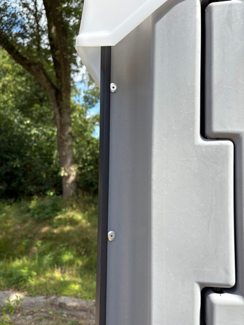 Afwerking randen toiletcabine