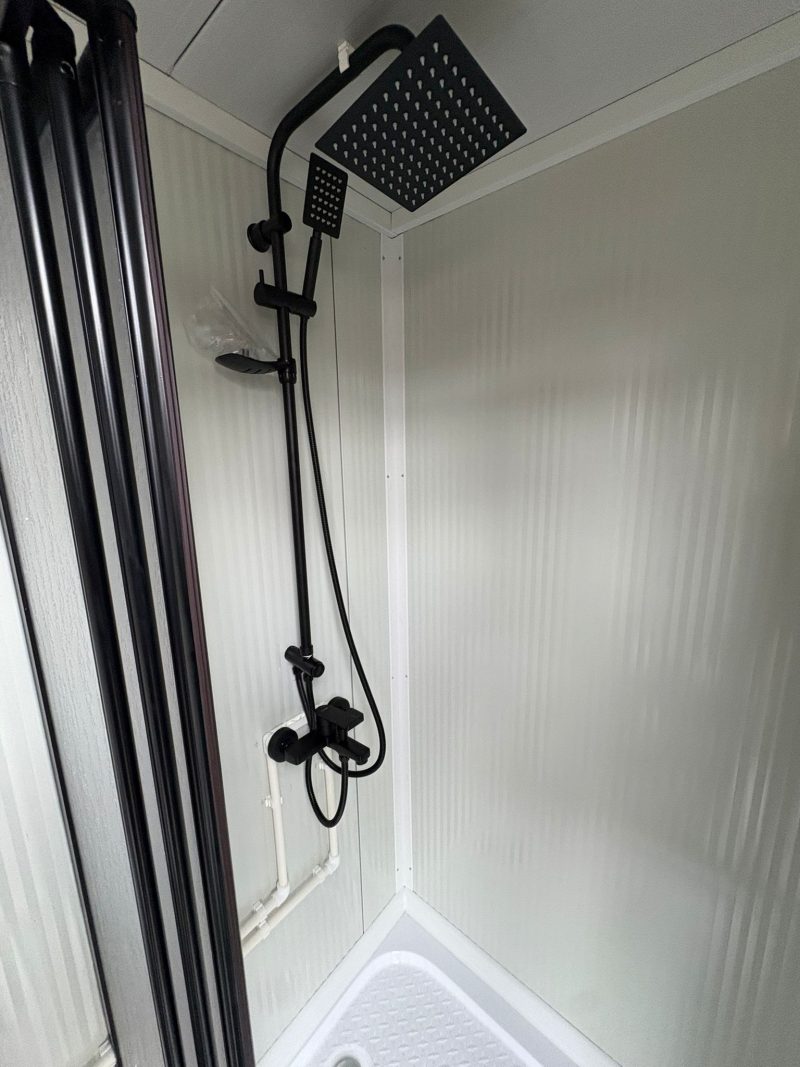 Badkamer met technische ruimte 16