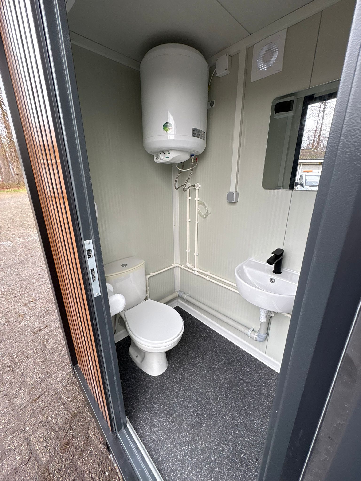 Badkamer met technische ruimte 23