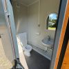 Deuropening van een mobiele sanitaire toilet en douche unit
