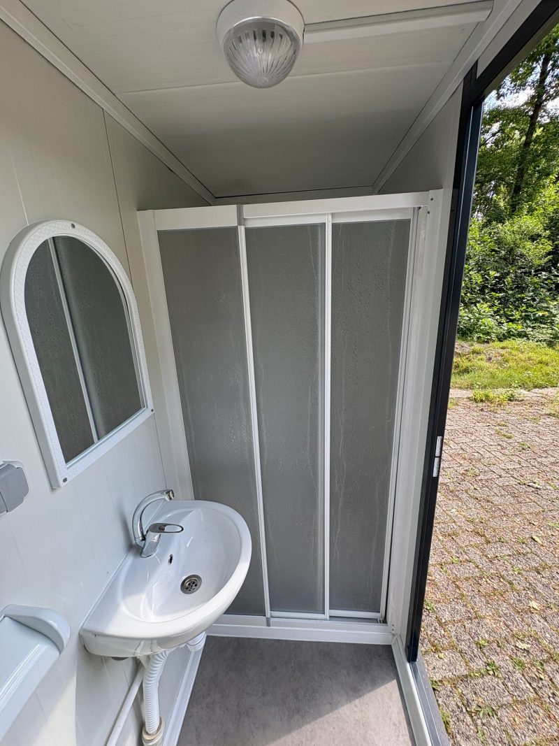 Douchedeur dicht single badkamer unit