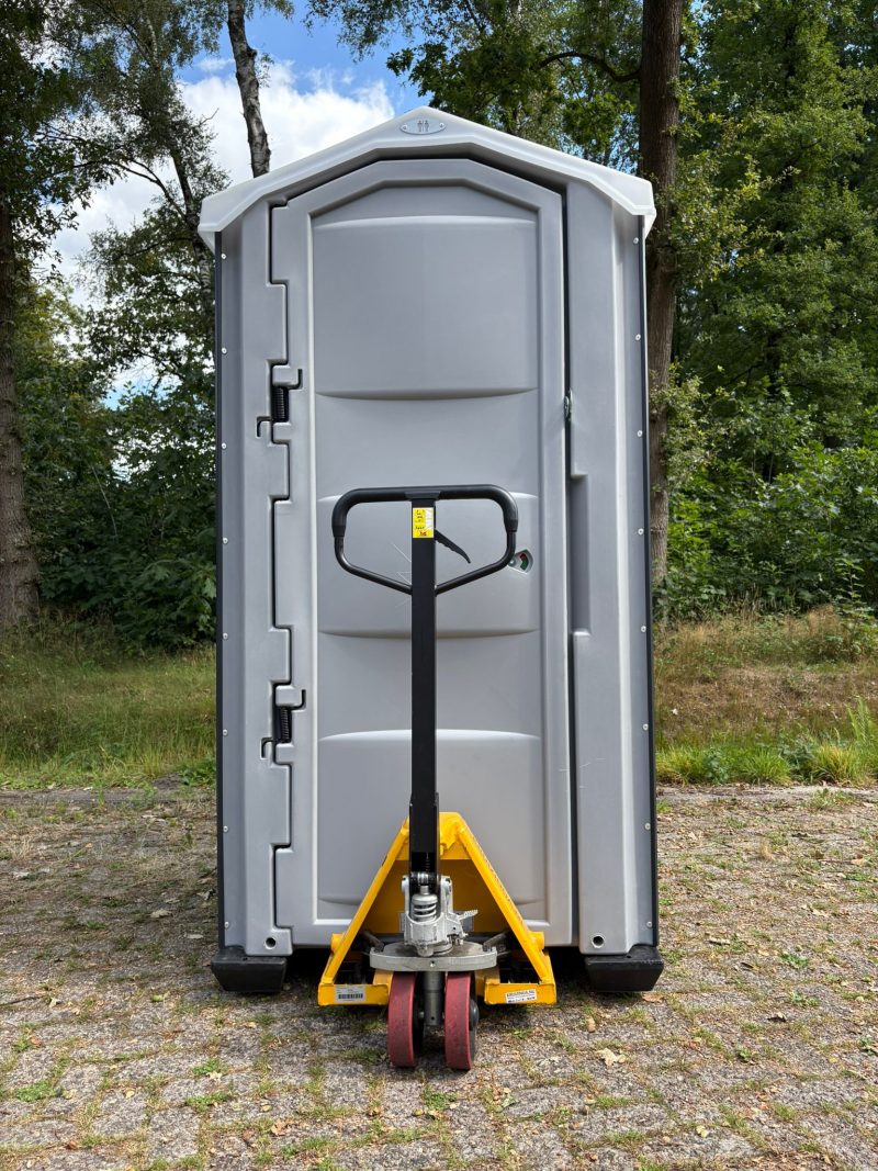 Palletwagen en toiletcabine