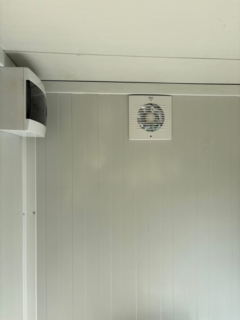 Ventillatie en groepenkast single badkamer unit