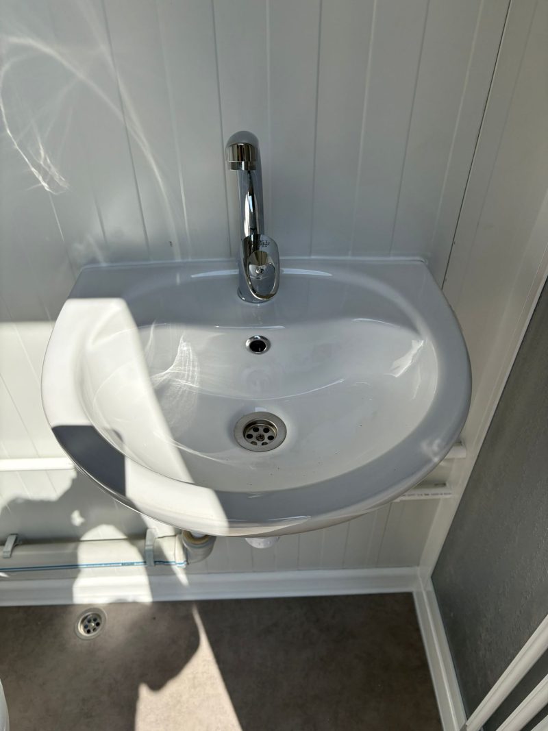 Verbrede fonteinset single badkamer unit binnenzijde 3