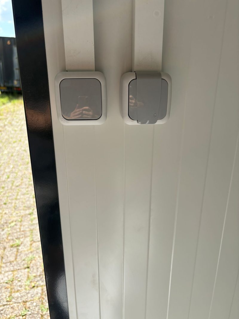 Verlichting en wandcontactdoor single badkamer unit