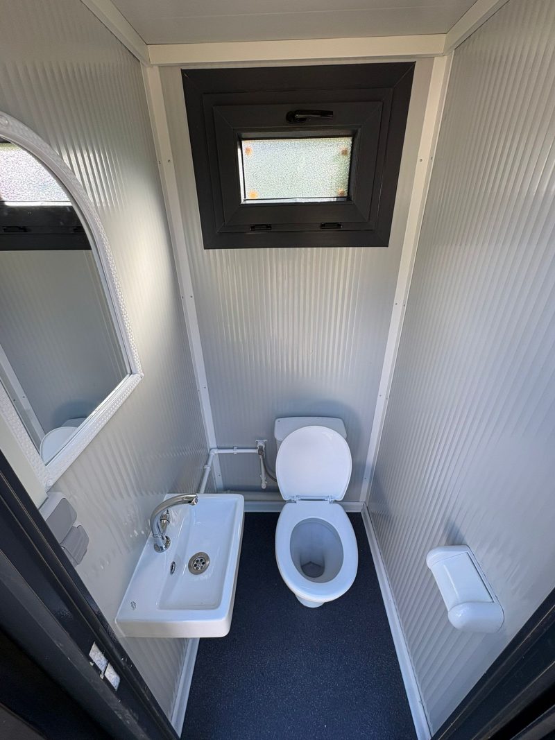 Binnenzijde toilet unit luxe met draaikiepraam