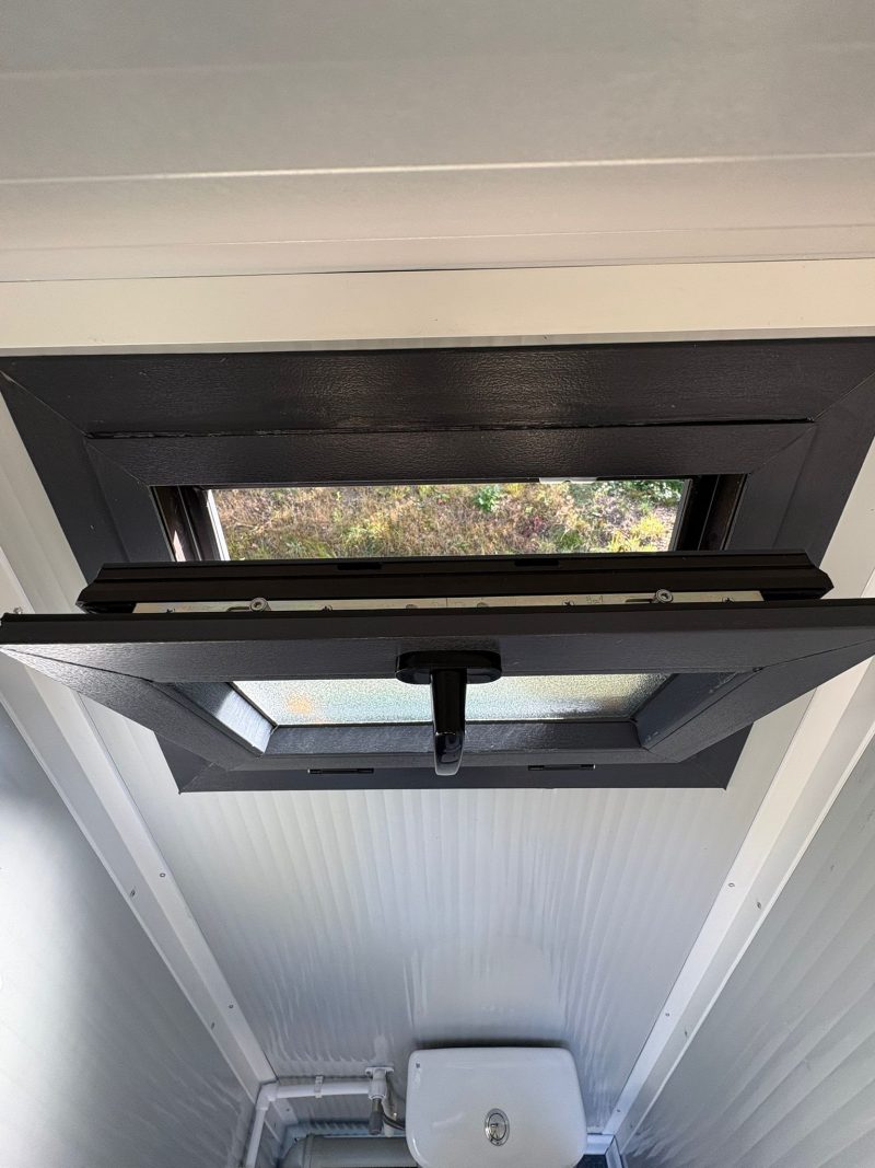 Draaikiepraam in toilet unit