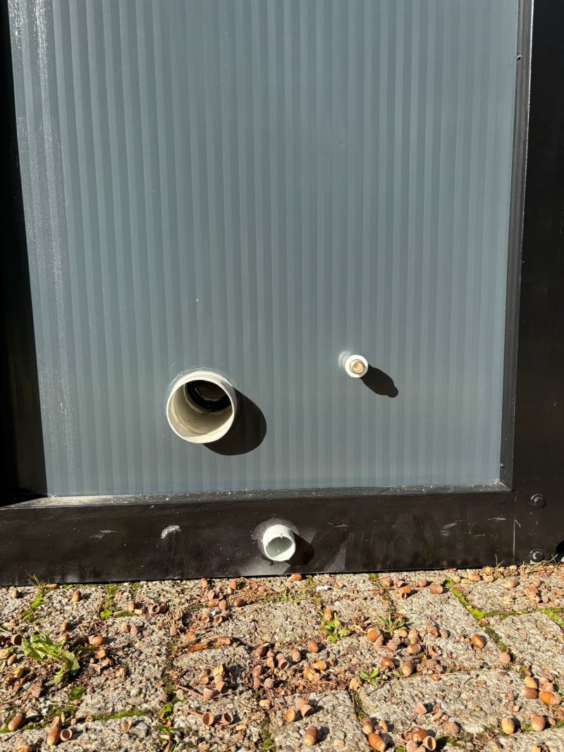 Toilet unit aansluitingen