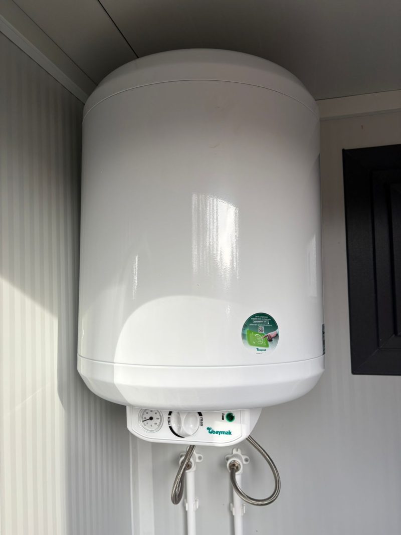 50L boiler Douche unit met omkleedruimte