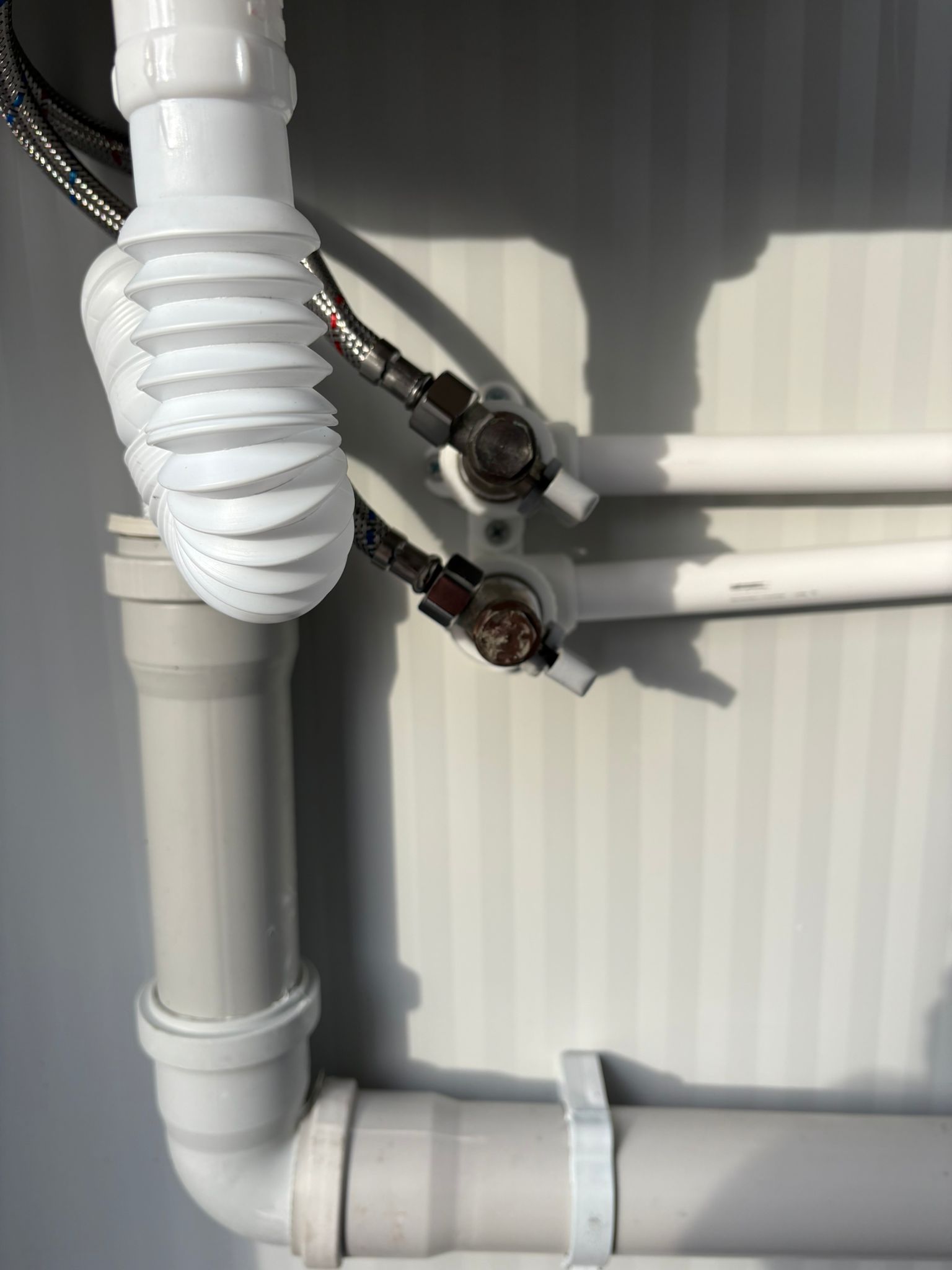 Aansluiting fontein douche unit met omkleedruimte Aansluiting fontein douche unit met omkleedruimte