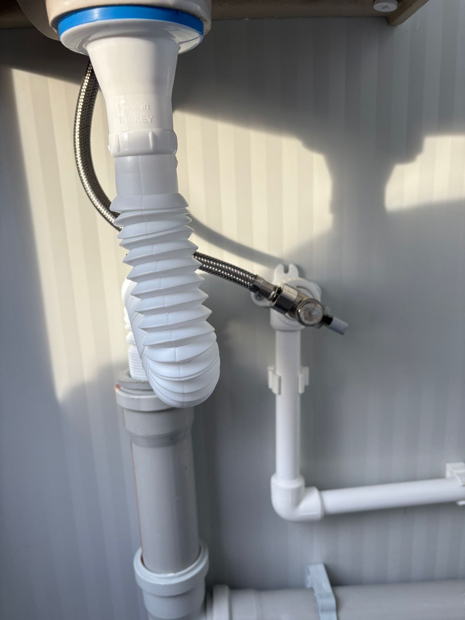 Aansluiting fontein toilet + urinoir unit Aansluiting fontein toilet + urinoir unit