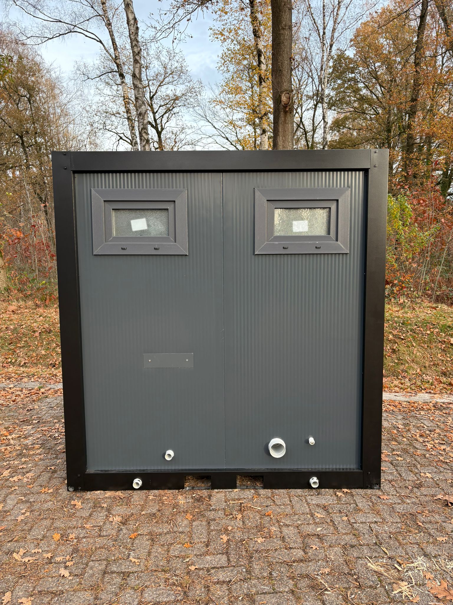 Aansluitingen achterzijde buitenzijde toilet + urinoir unit Achterzijde aansluitingen toilet + urinoir unit