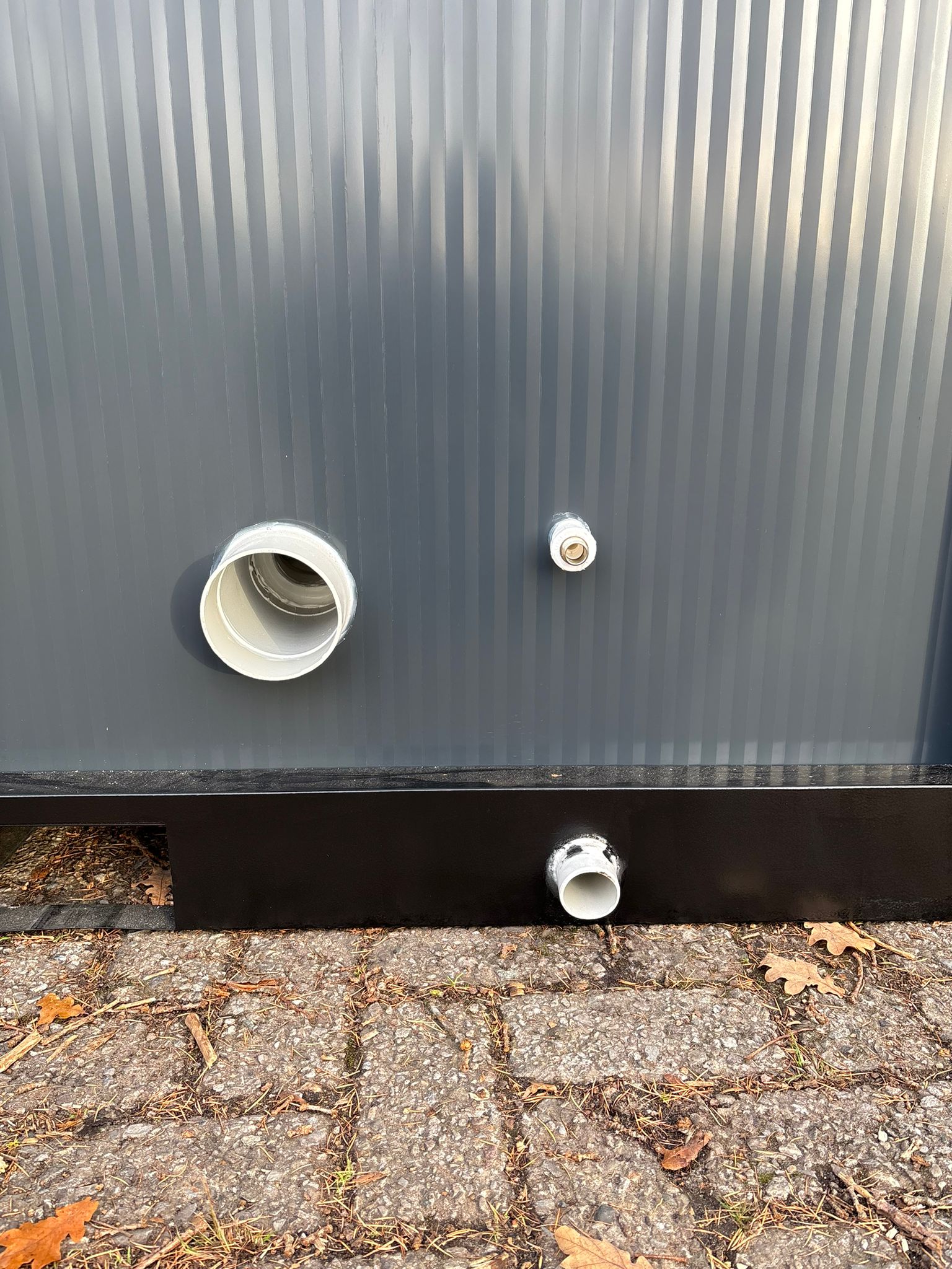 Aansluitingen achterzijde toilet toilet + urinoir unit afvoeren