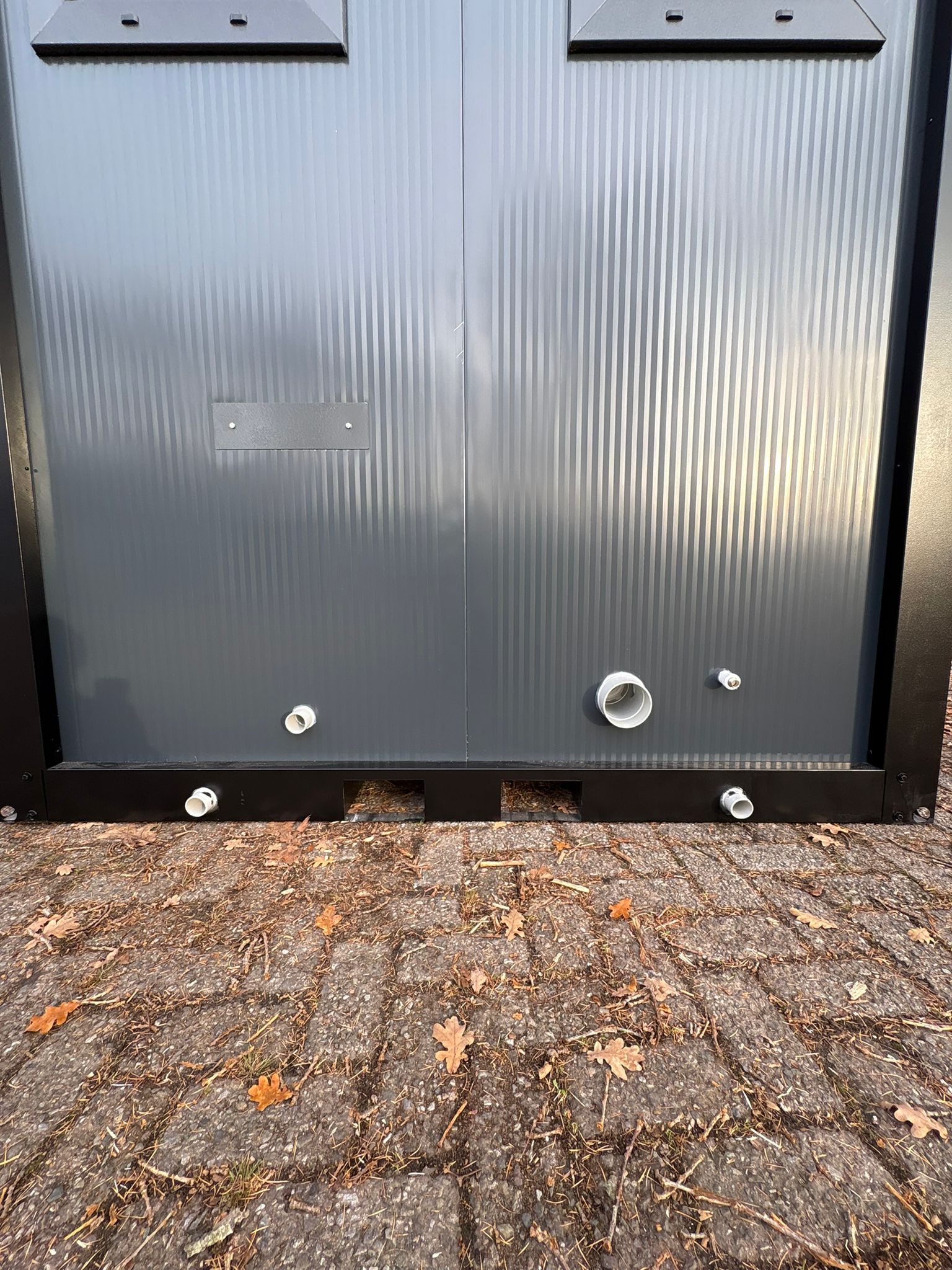 Aansluitingen achterzijde Afvoeren toilet + urinoir unit