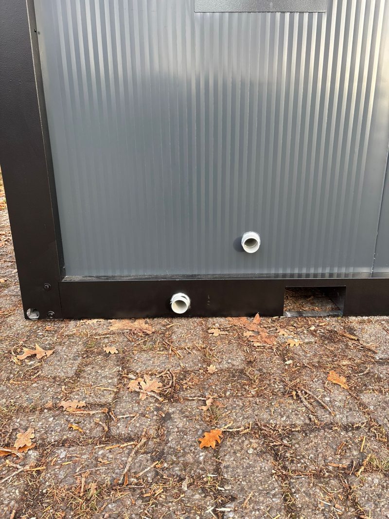 Achterzijde aansluitingen urinoir